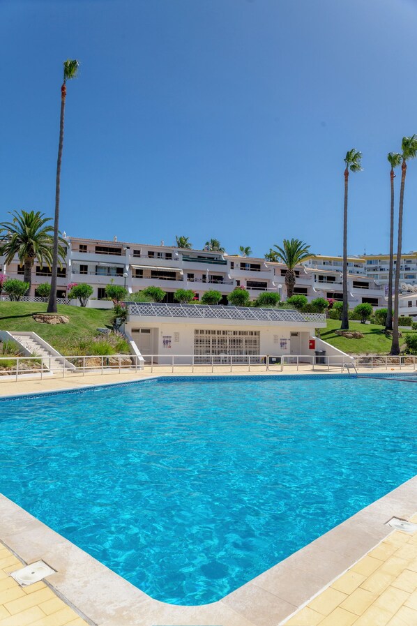 Pool - Modern 2-Bedroom Apartment with Pool Near Albufeira Beaches (Albufeira)