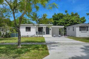 Exterior - Airport Casita •Fully Remodeled •Private •Backyard •2-Min Walk to IHOP & Golf (Miami Springs)