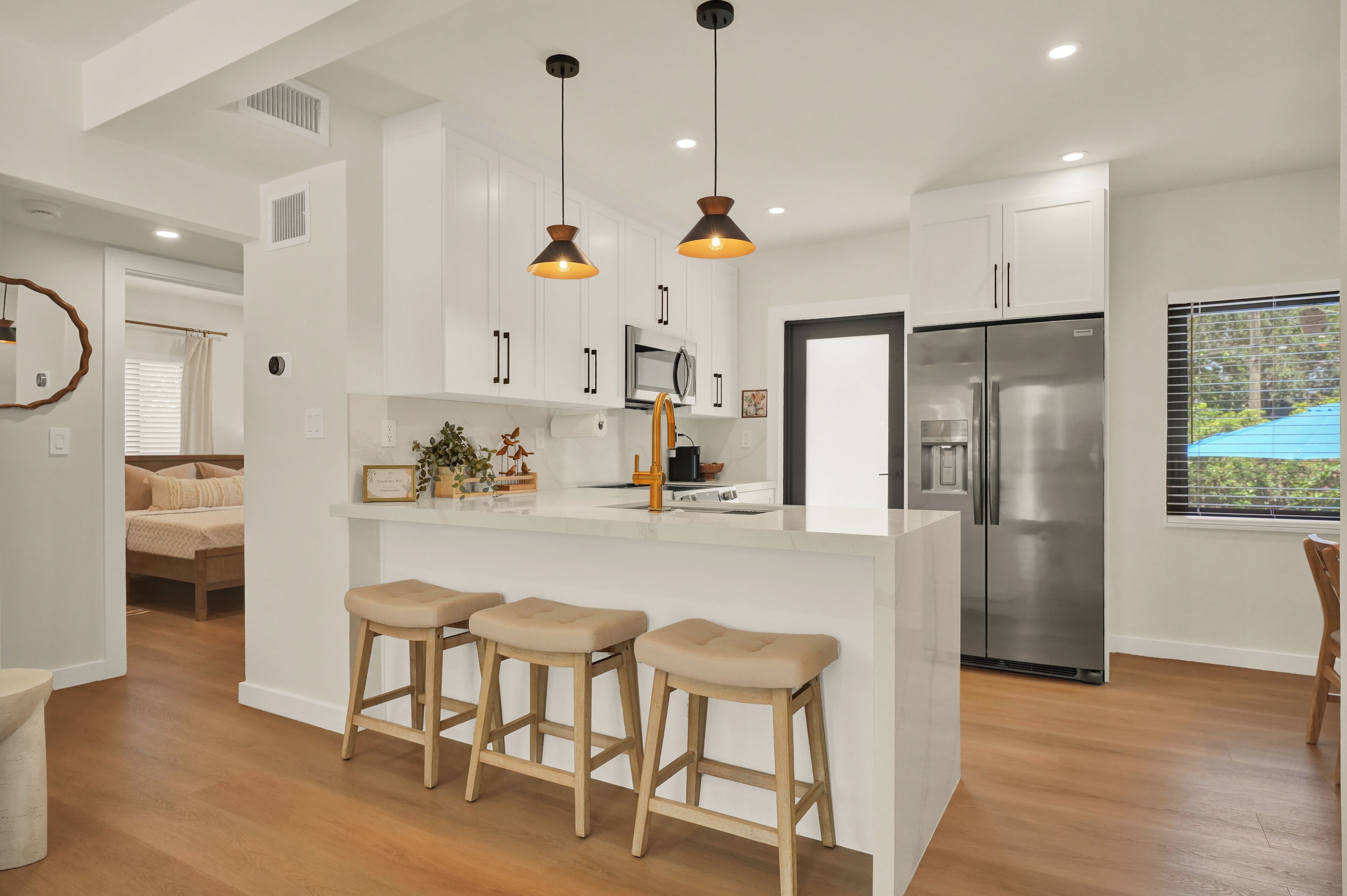 Réfrigérateur, four à micro-ondes, un four, surface de cuisson