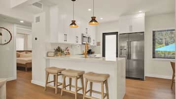 Coffee/tea maker, fridge, microwave, oven