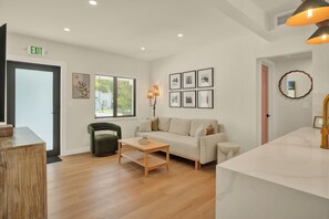 Lobby - Airport Casita •Fully Remodeled •Private •Backyard •2-Min Walk to IHOP & Golf (Miami Springs)