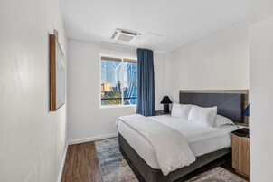 Tabla de planchar con plancha, wifi gratis y ropa de cama