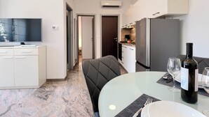Une cuisine moderne équipée d’un téléviseur, d’une table à manger et de chaises.