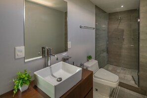 Hair dryer, towels, soap, toilet paper - Walk to the Beach - Family Condo 2409 (Cancún)