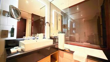 Chambre Deluxe avec lits jumeaux | Salle de bain | Bidet, serviettes fournies, shampoing, papier toilette