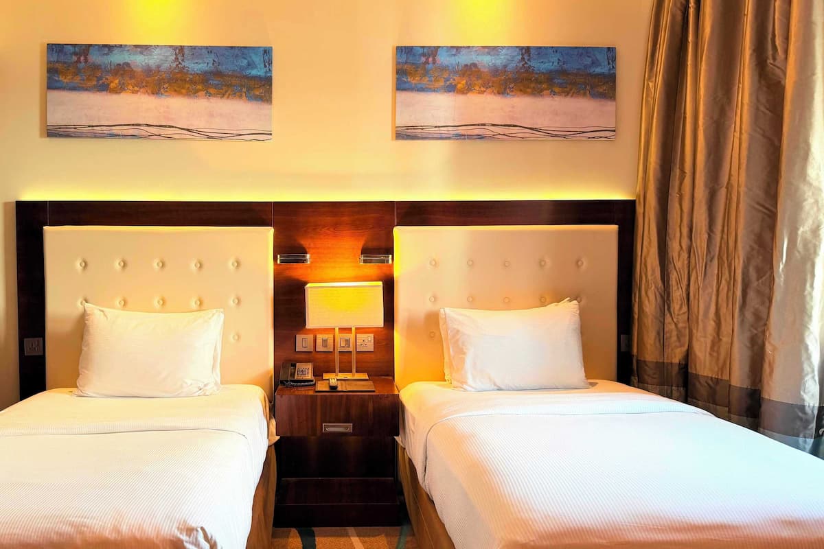 Quarto duplo luxo | Frigobar, escrivaninha, ferros/tábuas de passar roupa, Wi-Fi de cortesia