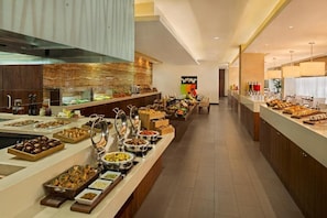 Un bufé con diversos alimentos y una cocina moderna.