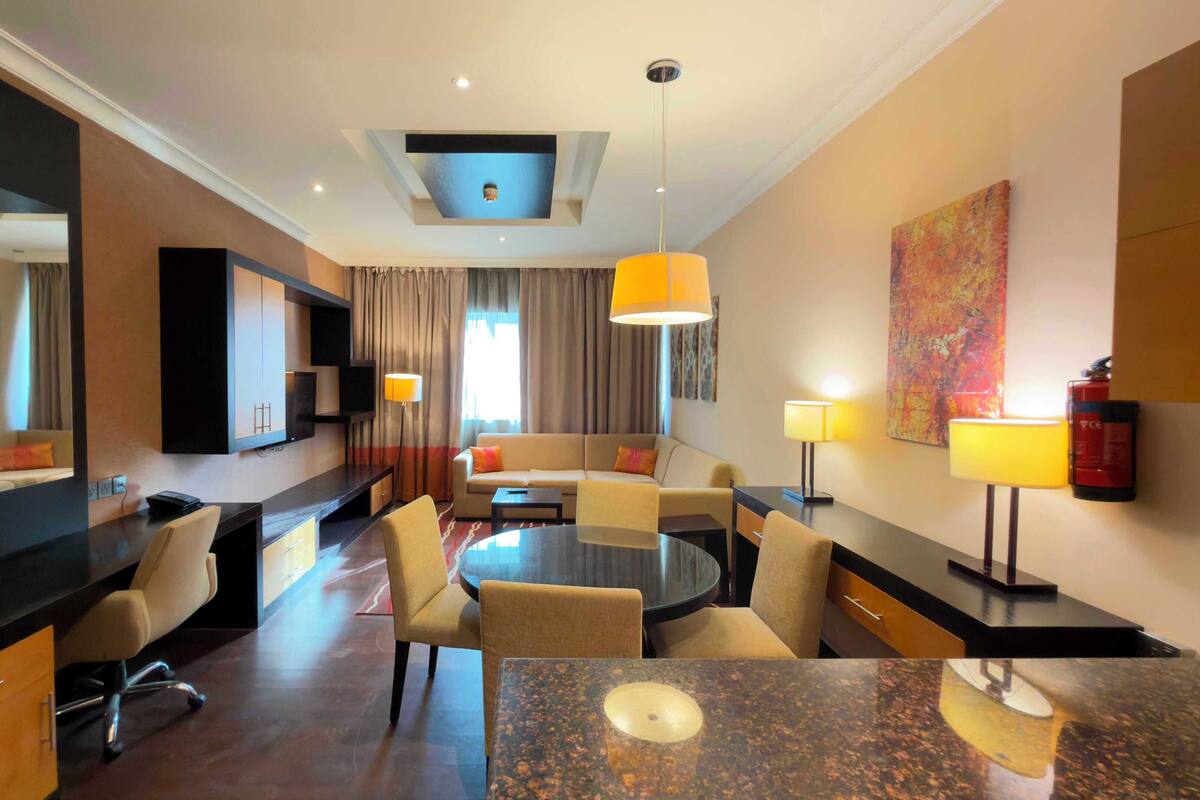 Apartamento standard, 1 quarto | Frigobar, escrivaninha, ferros/tábuas de passar roupa, Wi-Fi de cortesia