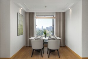 Familien-Suite, Blick auf den Innenhof | Speisen