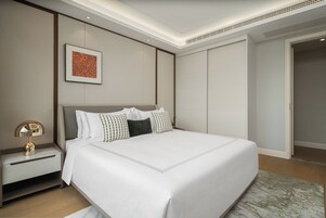 Suíte empresarial, vista para o pátio | Cofres nos quartos, escrivaninha, espaço de trabalho para notebook