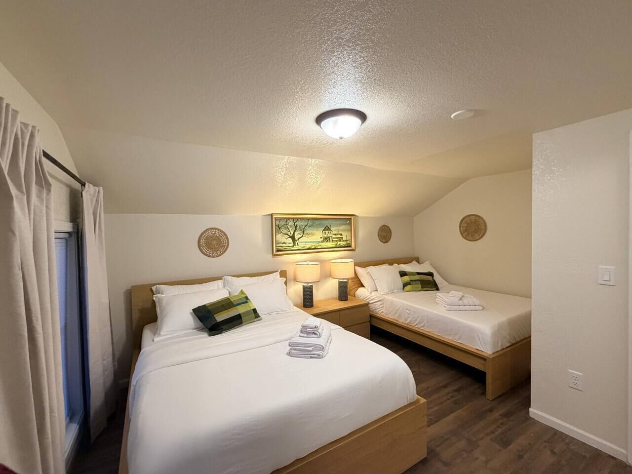 4 Schlafzimmer, Schreibtisch, Bügeleisen/Bügelbrett, WLAN