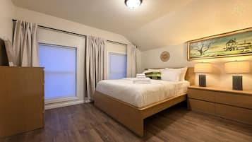 Desk, iron/ironing board, WiFi, bed sheets