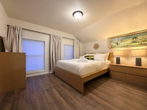 Room - EKO Stays | Downtown MKE Group Retreat Near Fiserv (Milwaukee)
