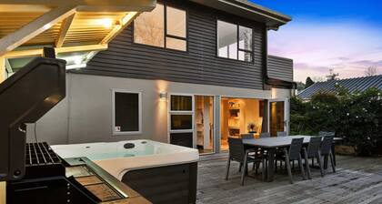 Lake Ōkareka - Spa Pool & Log Fire, Sleeps 12