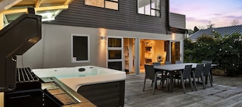 Lake Ōkareka - Spa Pool & Log Fire, Sleeps 12