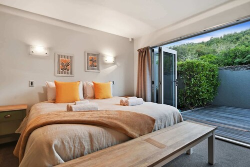Lake Ōkareka - Spa Pool & Log Fire, Sleeps 12
