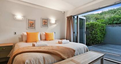 Lake Ōkareka - Spa Pool & Log Fire, Sleeps 12