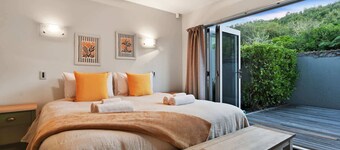 Lake Ōkareka - Spa Pool & Log Fire, Sleeps 12