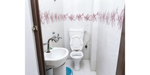 Deluxe Double Room, Air conditioning | Bathroom - HOTEL THE KANHA (Lucknow)