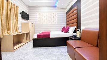 Hypo-allergenic bedding, desk, soundproofing, free WiFi