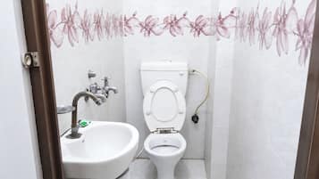 Deluxe-Doppelzimmer, Klimaanlage | Badezimmer | Dusche, Regendusche, Hausschuhe, Handtücher