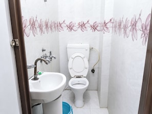 Deluxe-Doppelzimmer, Klimaanlage | Badezimmer | Dusche, Regendusche, Hausschuhe, Handtücher