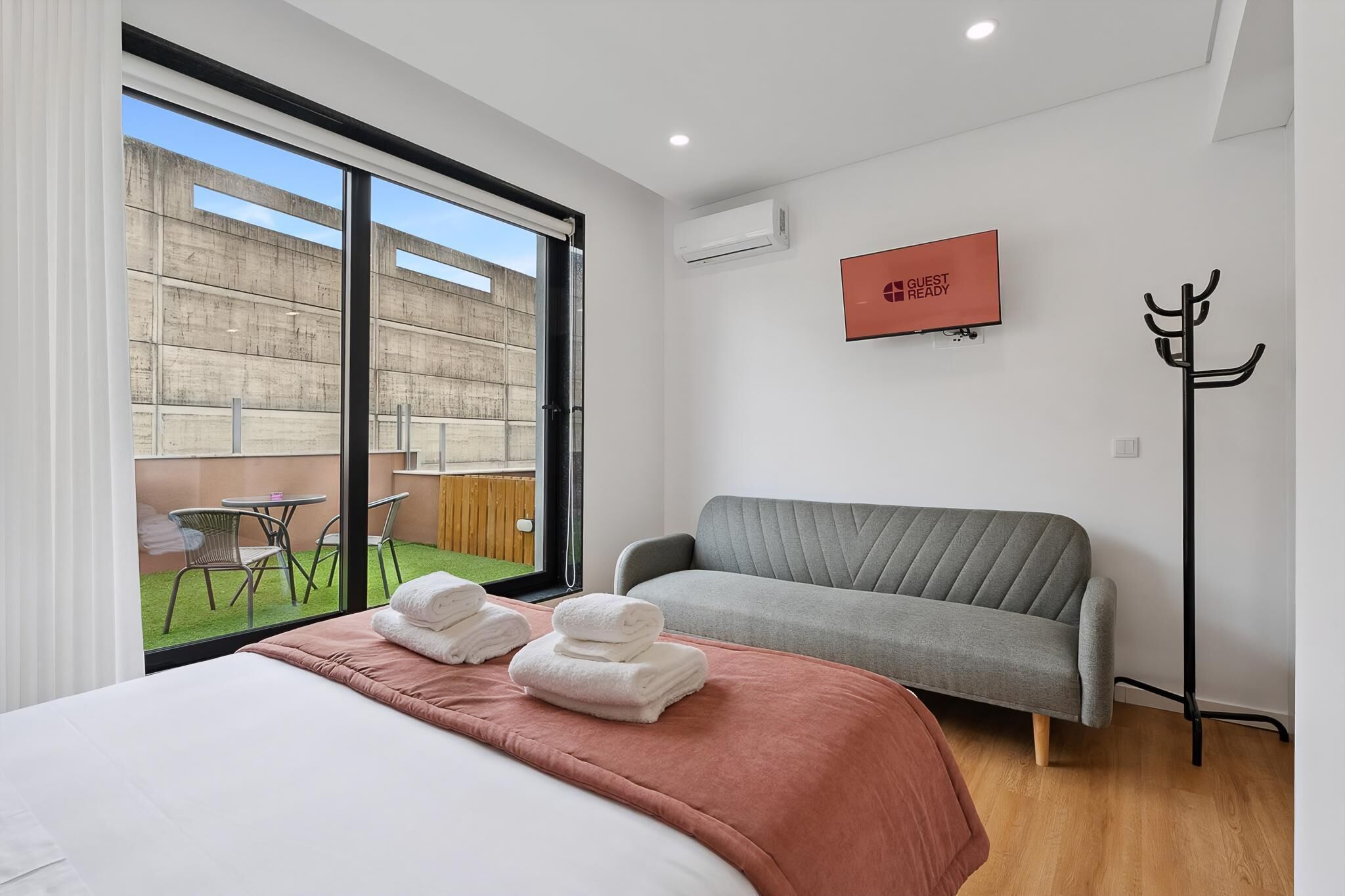 Estudio (Standard Studio) | Escritorio, espacio para trabajar con un portátil, cortinas opacas