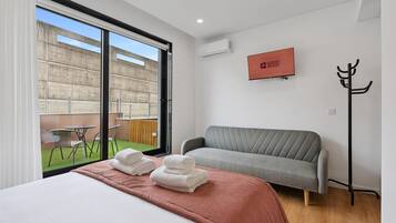 Estudio (Standard Studio) | Escritorio, espacio para trabajar con un portátil, cortinas opacas