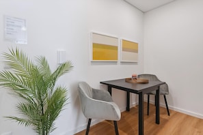 Estúdio (Studio Apartment) | Sala de jantar