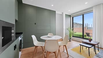 Studio (Superior Studio) | Private kitchen | Fridge, microwave, oven, stovetop
