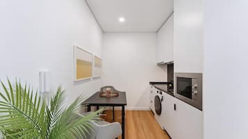 Studio (Studio Apartment) | Privékeuken | Een koelkast, een magnetron, een oven, een kookplaat