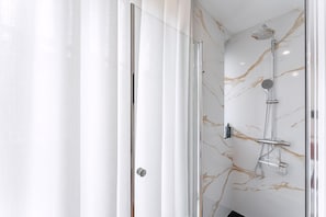 Studio (Studio Apartment) | Bathroom shower