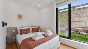 Estudio (Studio Apartment) | Escritorio, espacio para trabajar con un portátil, cortinas opacas