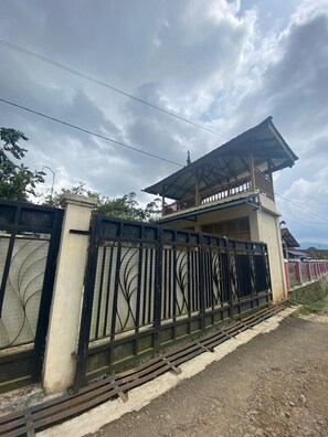 Villa | Property grounds - Cozzy Villa Family Pak Ed Pangalengan (Pangalengan)