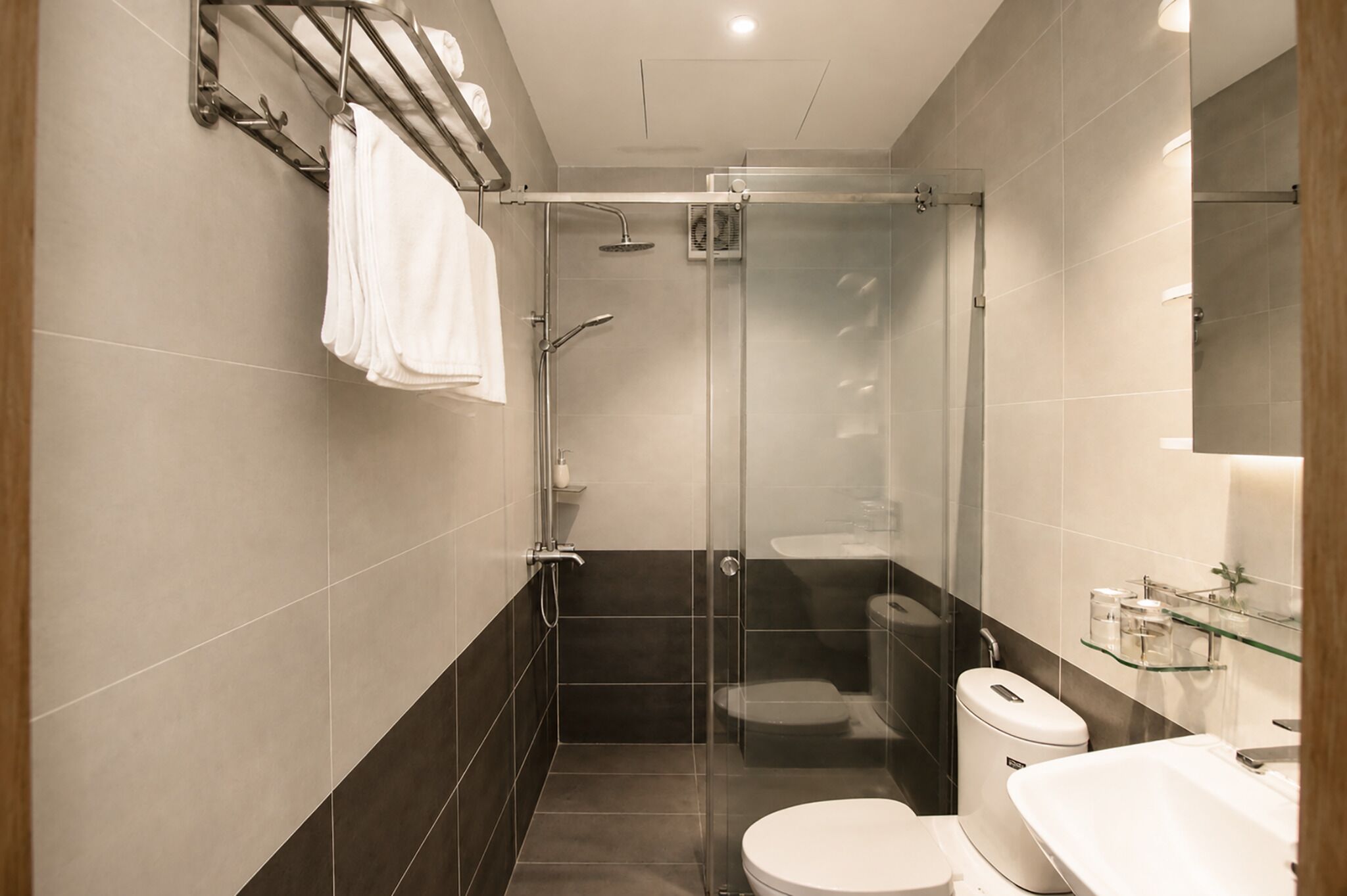 Ein modernes Badezimmer mit einer Duschkabine, einer Toilette und einem Waschbecken.
