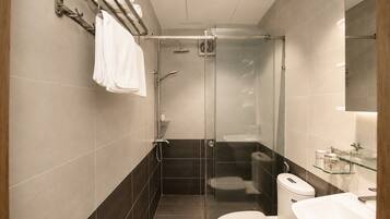 Ein modernes Badezimmer mit einer Duschkabine, einer Toilette und einem Waschbecken.