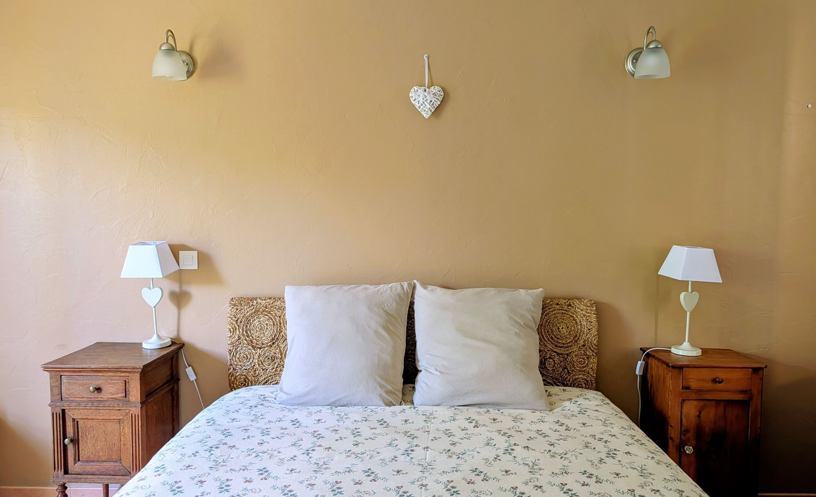 Chambre double, salle de bain attenante, vue sur le jardin