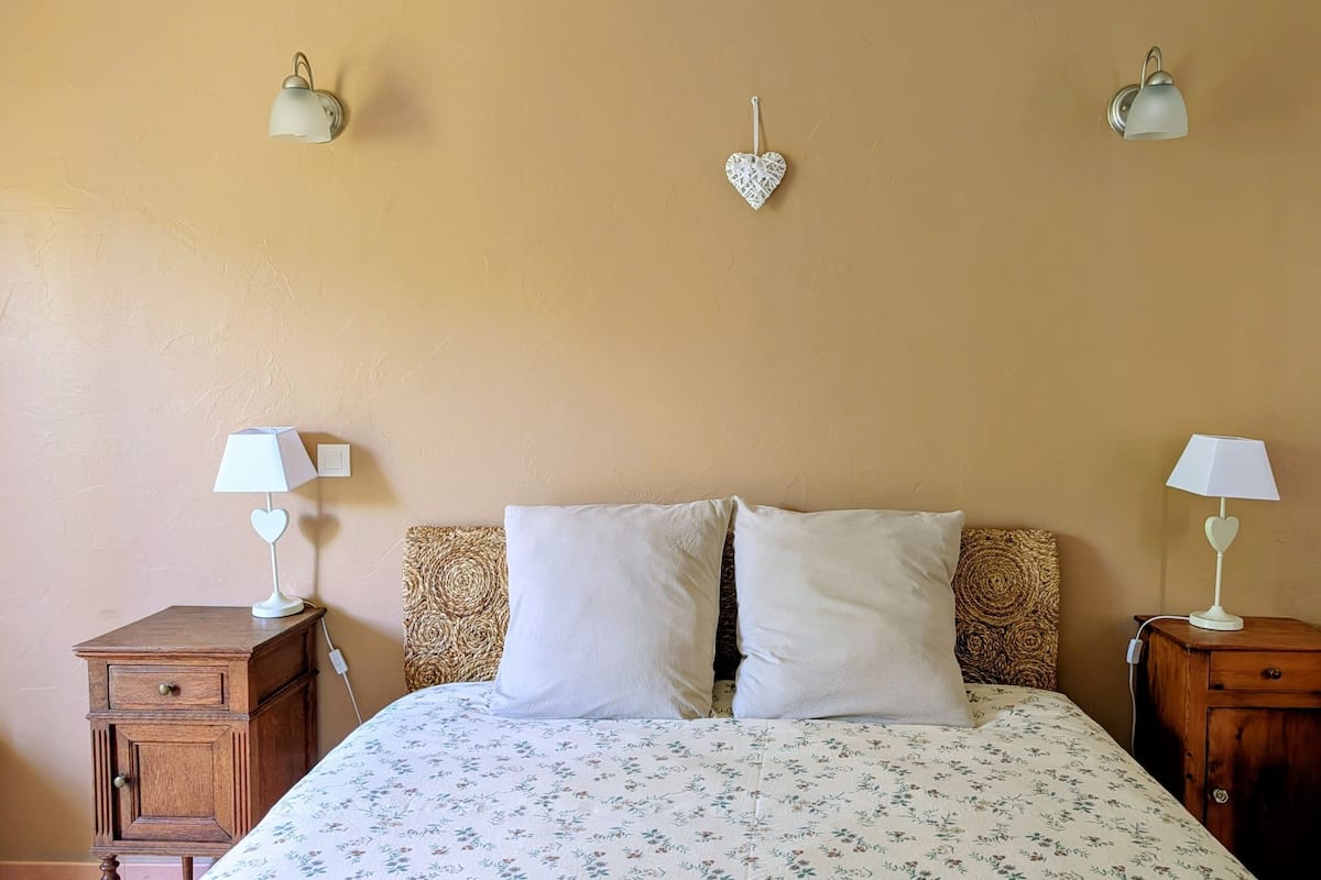 Chambre double, salle de bain attenante, vue sur le jardin