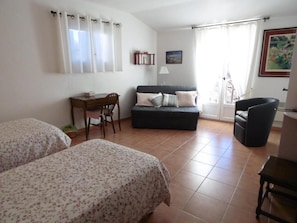 Twin Room, Mountain View | Living area - Campagne Vallauris (Vaumeilh)