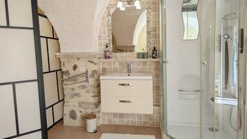 Standard Double Room | Bathroom