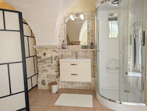 Chambre romantique double, salle de bain attenante | Salle de bain