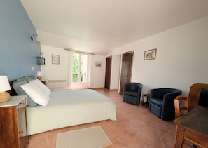 Chambre classique double, salle de bain attenante, vue sur le jardin