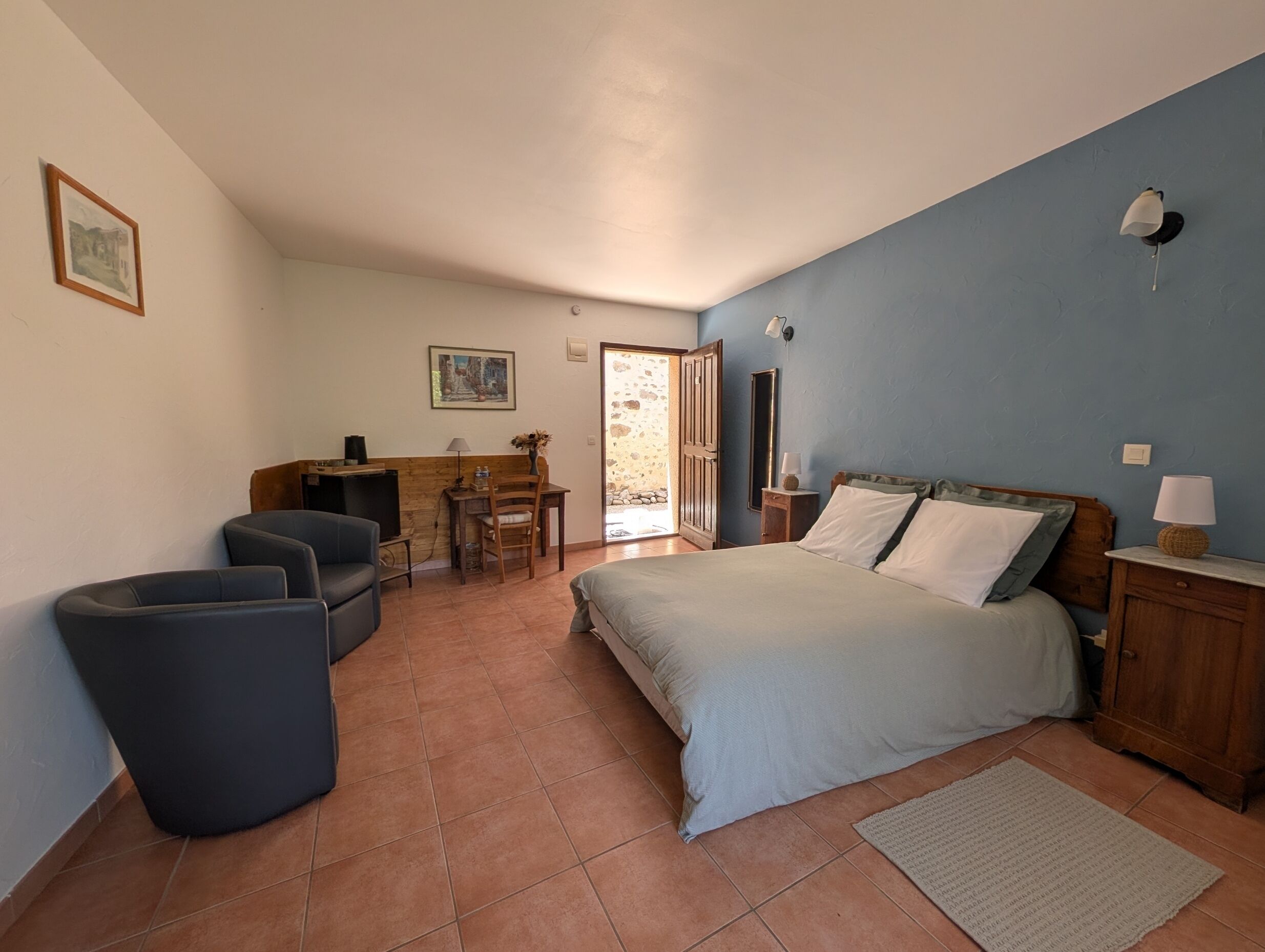 Chambre classique double, salle de bain attenante, vue sur le jardin