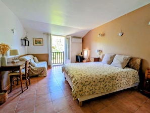 Chambre double, salle de bain attenante, vue sur le jardin