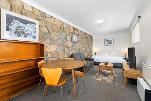 Rock On Studio – Your Snowy Mountains Escape