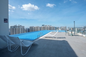 15 outdoor pools - MERIDIAN Inn RESIDENCE  (Phnom Penh)