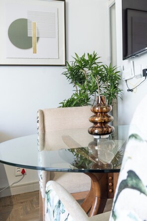 Dining - Cozy 1-bedroom apartment in the walkable city - Rosebank. (Johannesburg)