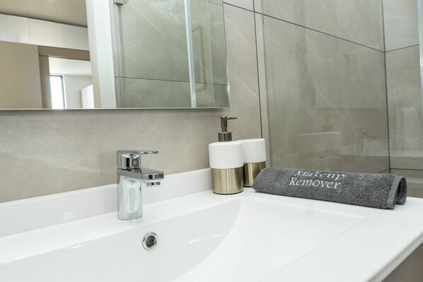 Bathroom - Cozy 1-bedroom apartment in the walkable city - Rosebank. (Johannesburg)