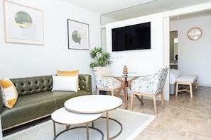 Living area - Cozy 1-bedroom apartment in the walkable city - Rosebank. (Johannesburg)