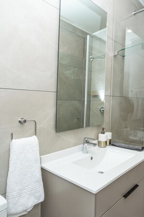 Bathroom - Cozy 1-bedroom apartment in the walkable city - Rosebank. (Johannesburg)